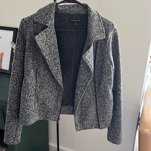 Selling this jacket since I no longer go into the office! ♥️ perfect for winter!